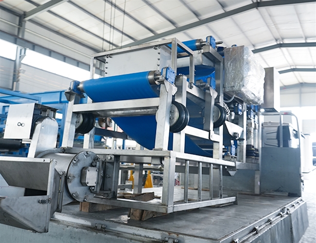 山东莱阳客户梨子榨汁订购的带式压榨机发货啦！